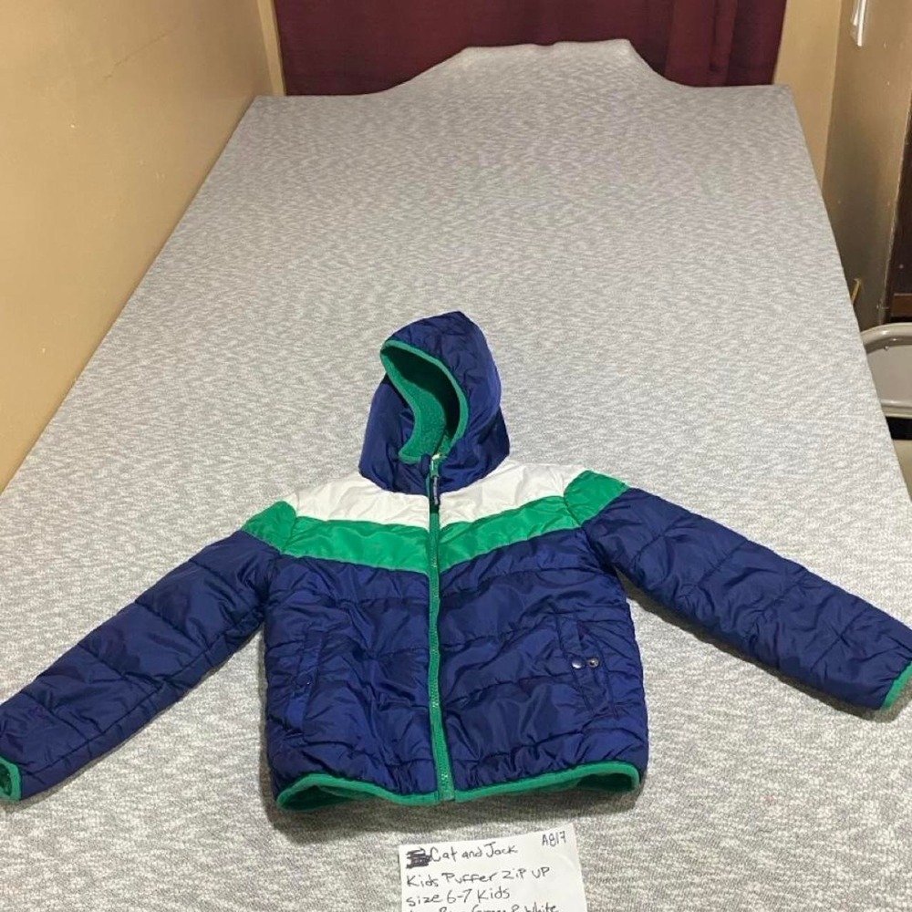 Cat and Jack navy blue puffer jacket with hood. Size: 6-7 years. SKU-A817